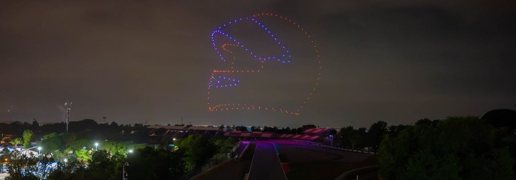 Imagina un espectáculo deslumbrante: 300 drones danzan en el cielo, te llevan a un viaje cósmico donde la realidad se entrelaza con la ficción.