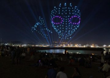 Espectáculo de drones creando una figura luminosa y colorida en el cielo nocturno, destacando en la oscuridad.