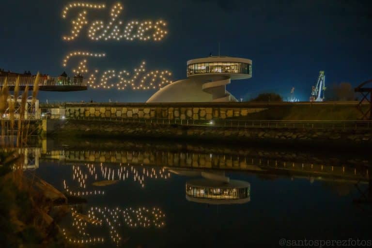 Show de fotos de drones de Avilés parabenizando as festas