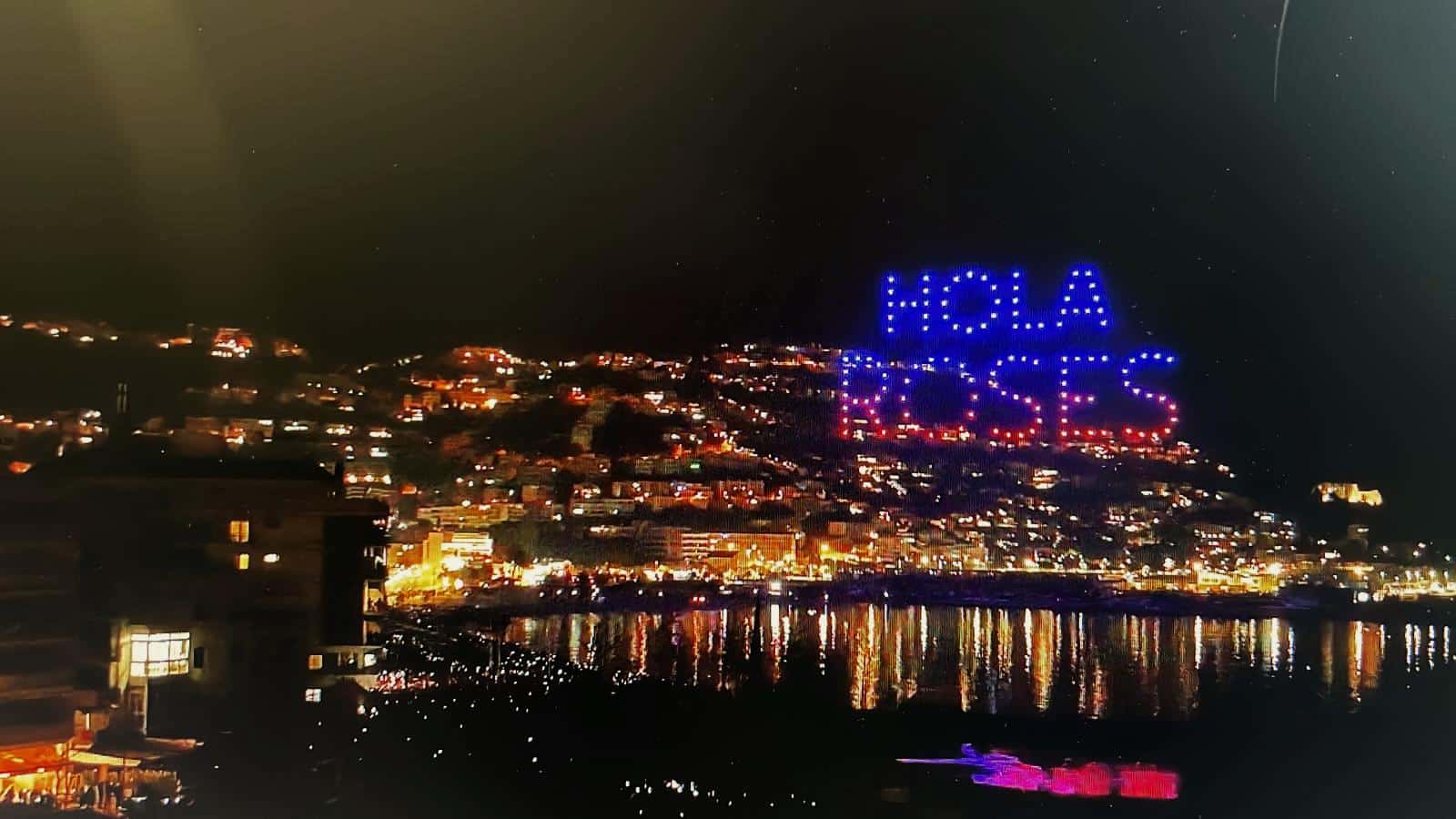 Fotografia paronámica del show de drones en Roses 2024